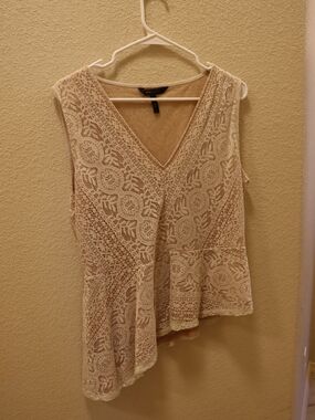BCBGMaxAzria Cream Lace V‑Neck Sleeveless Peplum Top